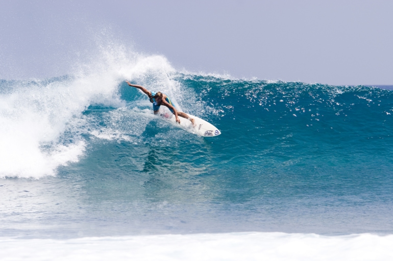 viajar a las maldivas para surfear